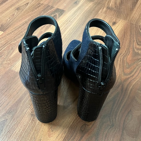 Gianni Bini Navy Wool/Croc Block Heels - Picture 4 of 7